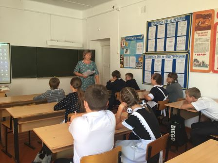 Социальный педагог школы Черненко Г.В. рассказала учащимся о необходимости защиты своих персональных данных в сети Интернет.