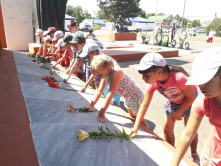 Возложение цветов на памятнике жертвам фашизма