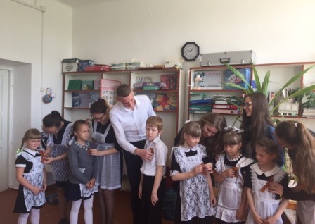Стартовала акция "Георгиевская лента" ученики 11 класса вручили Георгиевский ленты первоклассникам.