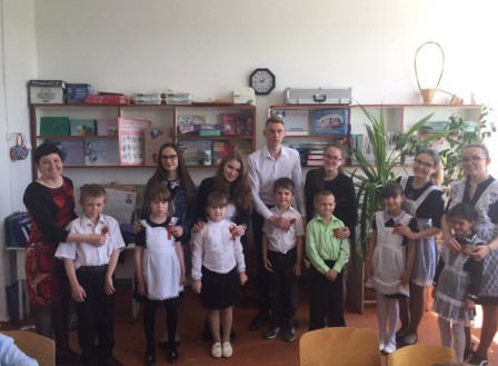 2Стартовала акция "Георгиевская лента" ученики 11 класса вручили Георгиевский ленты первоклассникам.