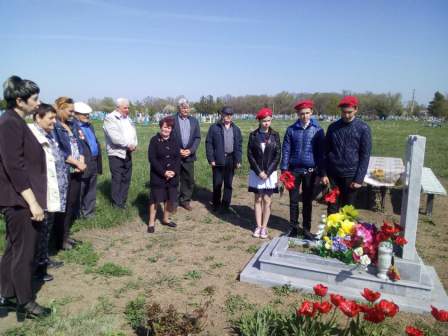 ЮнАрмейцы приняли участие в вахте памяти, они посетили могилы умерших ликвидаторов Чернобыльской АЭС, возложили цветы и почтили их минутой молчания.