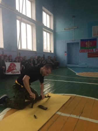 Учащийся 10 класса, Романенко Иван, собирает оружие