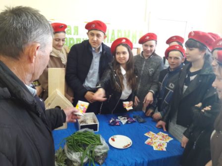 10 апреля 2018 года в Новопавловком сельском поселении в сельском доме культуре состоялся благотворительная ярмарка в рамках акции "Пасхальный звон". В которой приняли участие учащиеся МБОУ СОШ 16, ЮнАрмейцы.